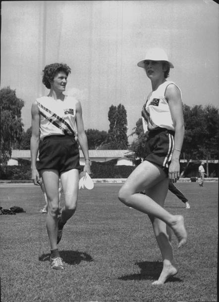 Betty Cuthbert, a sinistra, con la connazionale Norma Fleming in una seduta di allenamento allo stadio della Farnesina, a Roma, poco prima dell’inizio dei Giochi del 1960. A causa di un infortunio, venne a sorpresa eliminata in batteria nei 100 metri e, per questo motivo, scelse di ritirarsi dai Giochi (Ap)